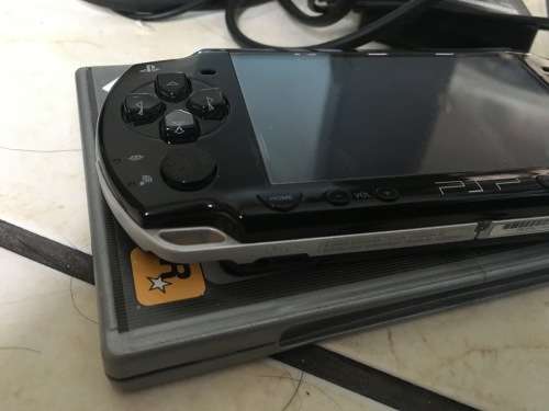 psp sony 2000 with Grand theft auto , liberty city stories