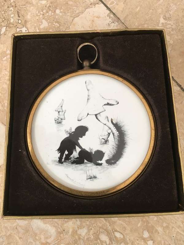 VINTAGE Playmates marcelle D`SHEARS WALL PLAQUE ROUND ART the enchanted series