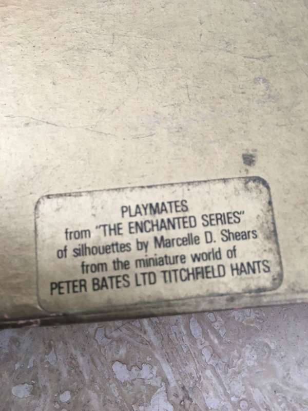 VINTAGE Playmates marcelle D`SHEARS WALL PLAQUE ROUND ART the enchanted series