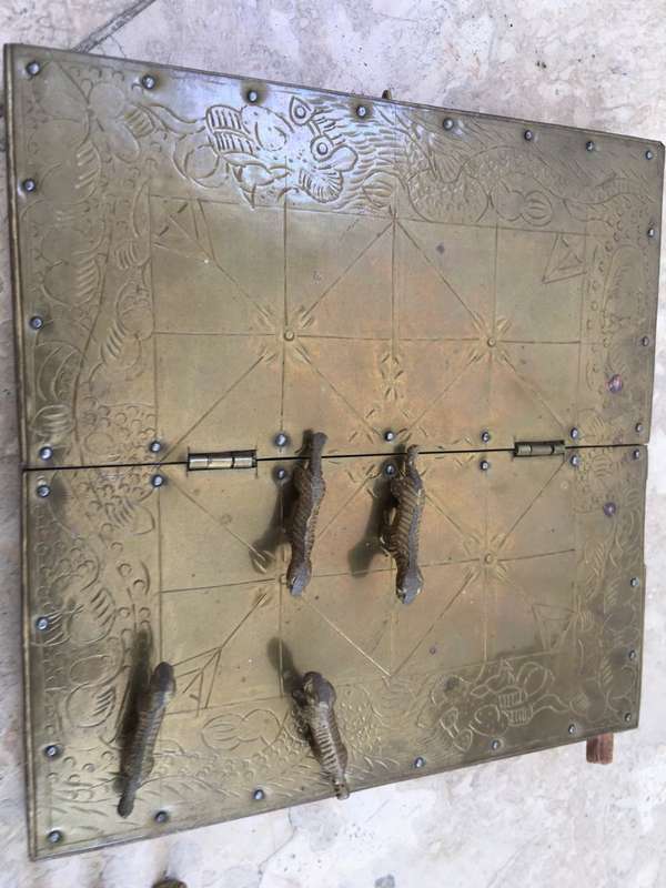 VINTAGE BRASS BAGHA BAGH CHAL MOVING TIGERS NEPALESE BOARD GAME GOATS and TIGERS