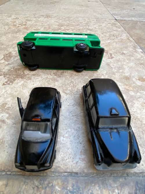 Ireland die cast double decker Irish green bus with 2 London black cab cabs