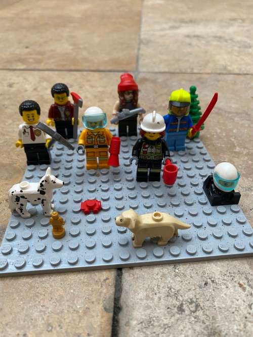 lego mini figure figures lot of 7 and two dogs