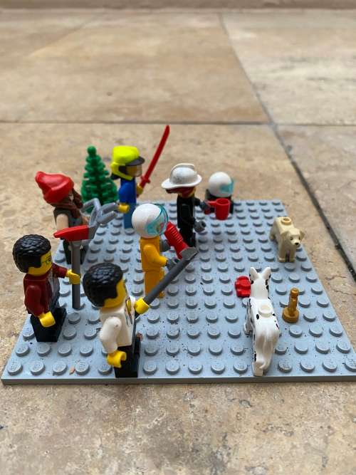 lego mini figure figures lot of 7 and two dogs