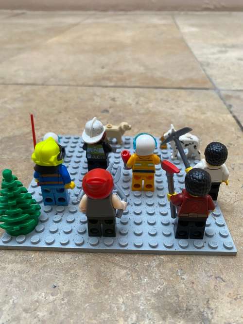 lego mini figure figures lot of 7 and two dogs
