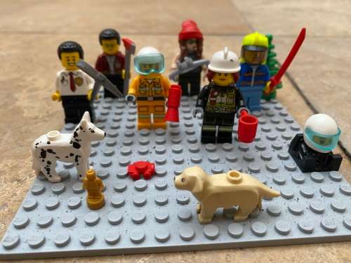 lego mini figure figures lot of 7 and two dogs