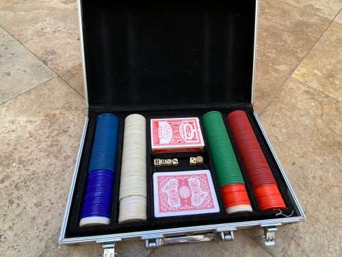 poker gambling chips in alluminium box 5 dice