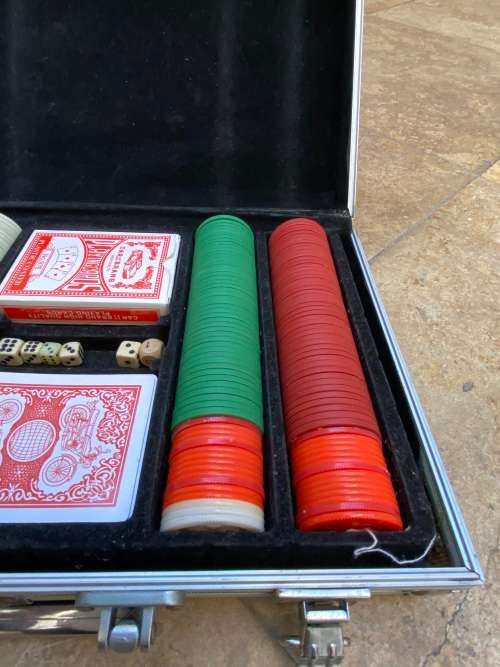 poker gambling chips in alluminium box 5 dice