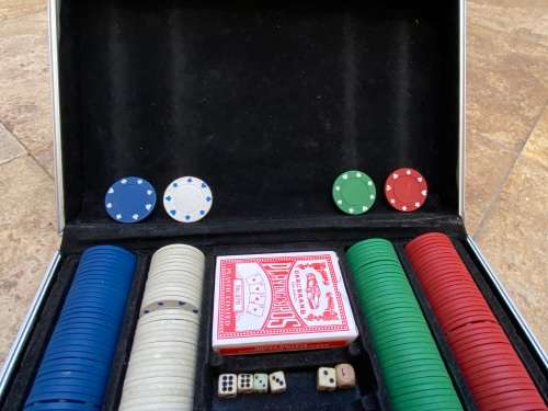 poker gambling chips in alluminium box 5 dice
