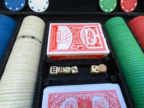poker gambling chips in alluminium box 5 dice