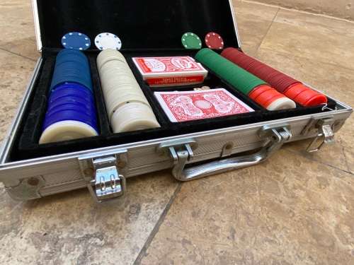 poker gambling chips in alluminium box 5 dice