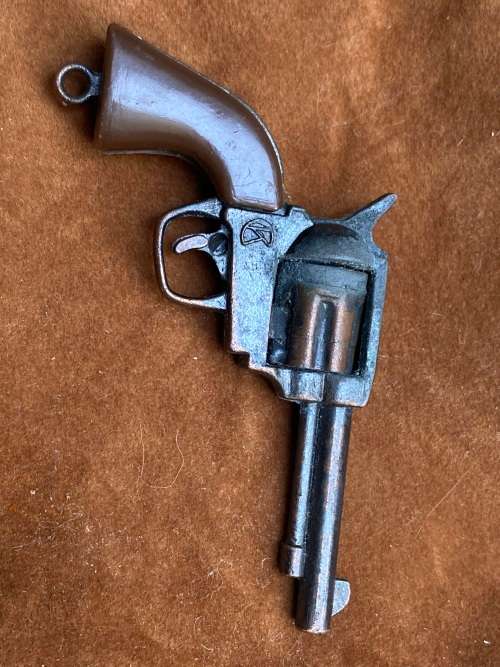vintage cap gun key ring Hong kong in star tin