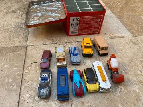 vintage lot of diecast cars in storage case , realtoy matchbox hot wheels mixed lot 11
