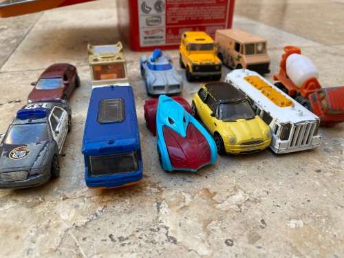 vintage lot of diecast cars in storage case , realtoy matchbox hot wheels mixed lot 11
