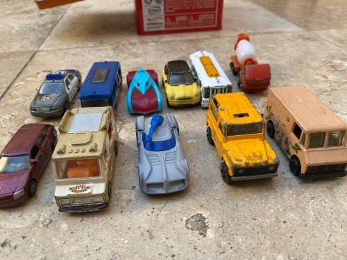vintage lot of diecast cars in storage case , realtoy matchbox hot wheels mixed lot 11