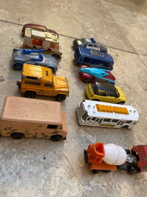 vintage lot of diecast cars in storage case , realtoy matchbox hot wheels mixed lot 11
