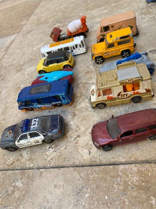 vintage lot of diecast cars in storage case , realtoy matchbox hot wheels mixed lot 11