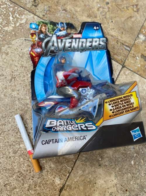 Marvel avengers captain America figure , motorbike with weapon 2011 Hasbro battle chargers