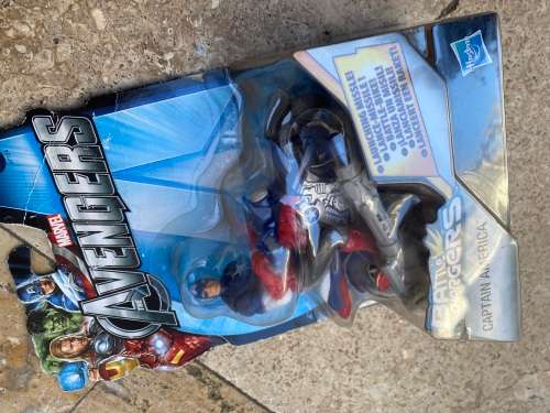 Marvel avengers captain America figure , motorbike with weapon 2011 Hasbro battle chargers