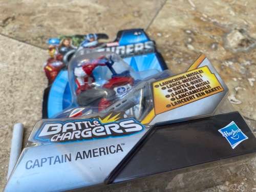 Marvel avengers captain America figure , motorbike with weapon 2011 Hasbro battle chargers
