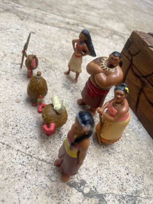 disney moana figure lot of 7 figures in vintage wood box