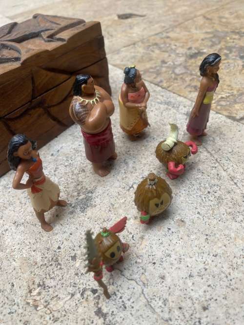 disney moana figure lot of 7 figures in vintage wood box
