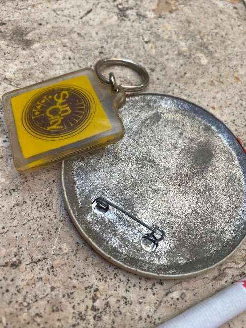vintage sun city key chain key ring with old budget rare car badge