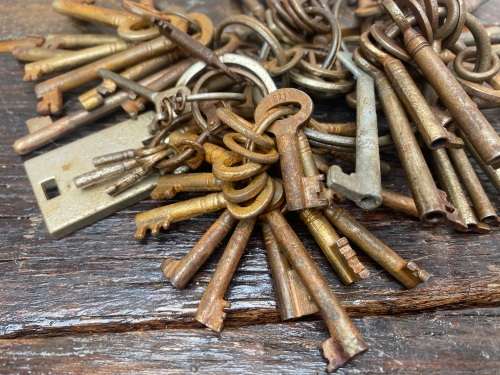 lots of vintage keys old key lot