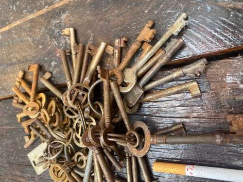 lots of vintage keys old key lot