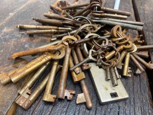 lots of vintage keys old key lot