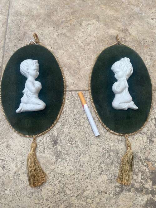 Vintage Capodimonte ceramic wall hanging praying children velvet green
