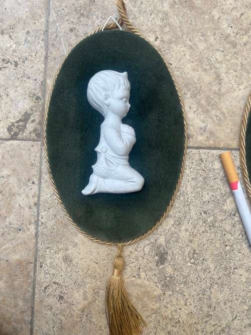 Vintage Capodimonte ceramic wall hanging praying children velvet green