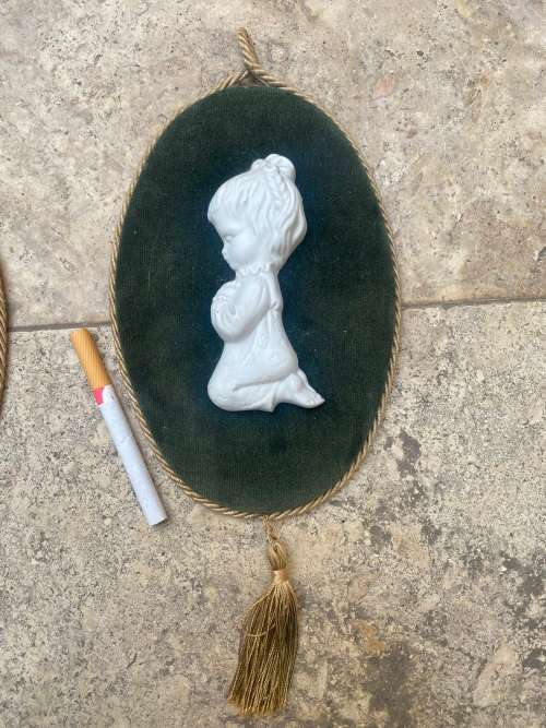 Vintage Capodimonte ceramic wall hanging praying children velvet green