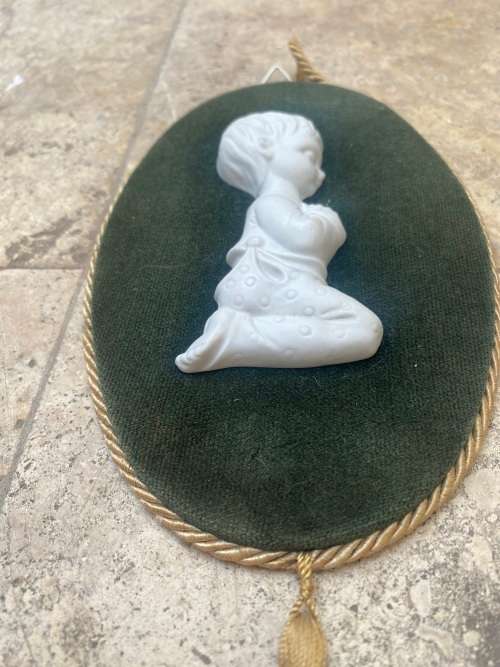 Vintage Capodimonte ceramic wall hanging praying children velvet green