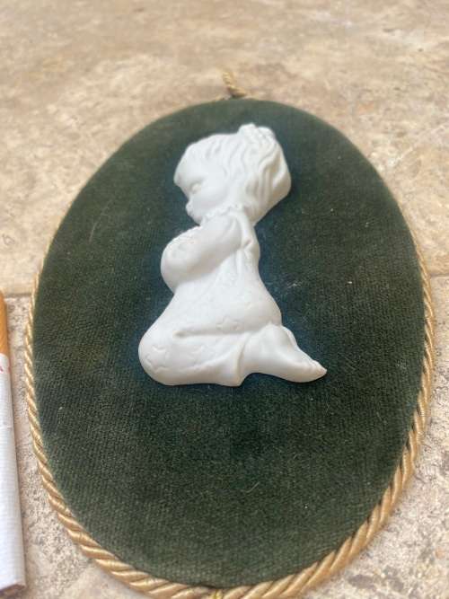 Vintage Capodimonte ceramic wall hanging praying children velvet green