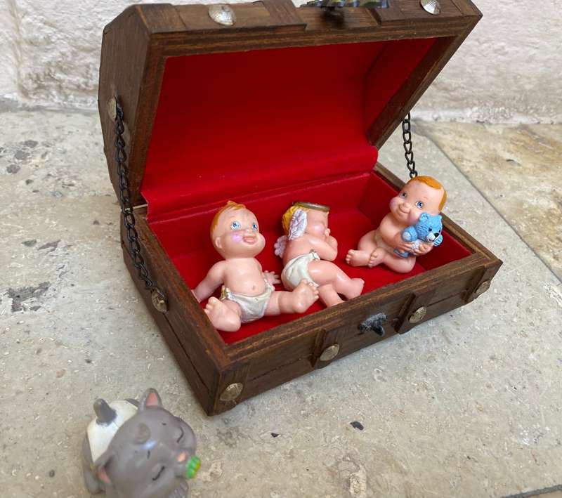 Vintage magic diaper baby babies lot of 4 in wooden treasure chest 1991