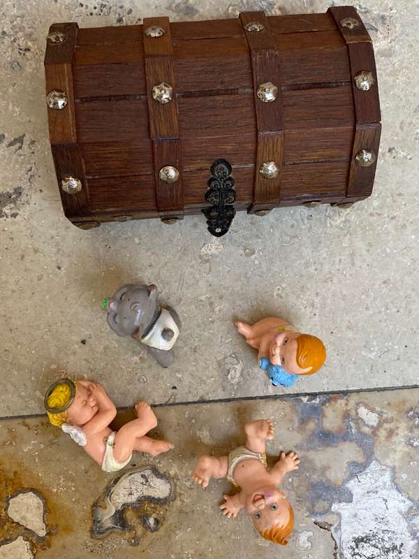 Vintage magic diaper baby babies lot of 4 in wooden treasure chest 1991