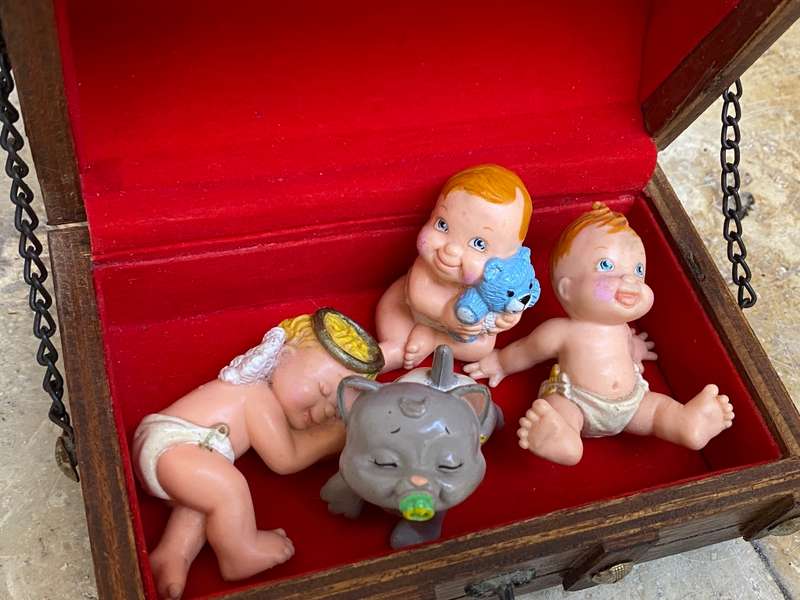 Vintage magic diaper baby babies lot of 4 in wooden treasure chest 1991
