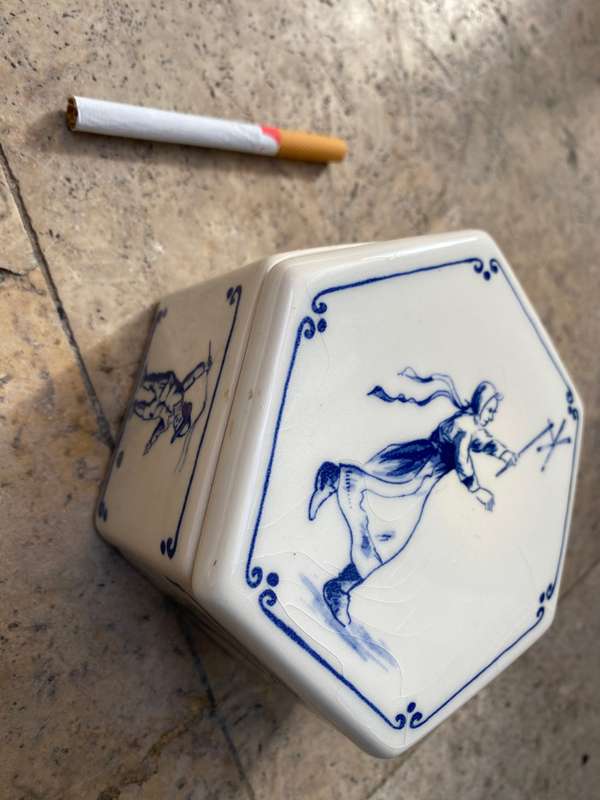 Delft trinket box Regina hexagonal