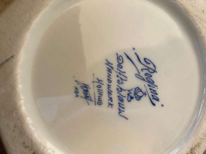 Delft trinket box Regina hexagonal