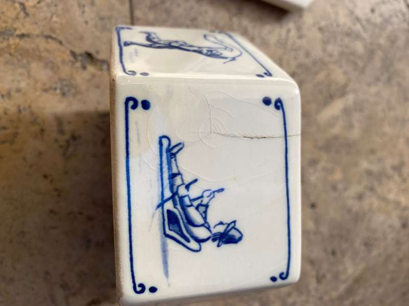 Delft trinket box Regina hexagonal