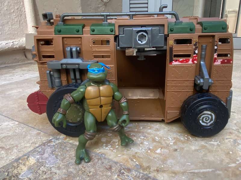 2002 Mirage Studios Playmates teenage turtle Leonardo action figure + Shellraiser vehicle 2012