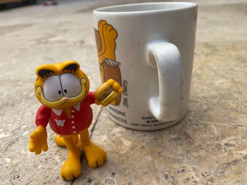 Garfield paws pvc figure with Garfield mug