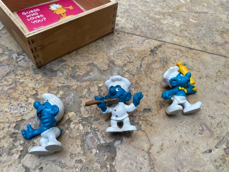 Vintage pair of kitchen peyo smurfs with singing Smurf