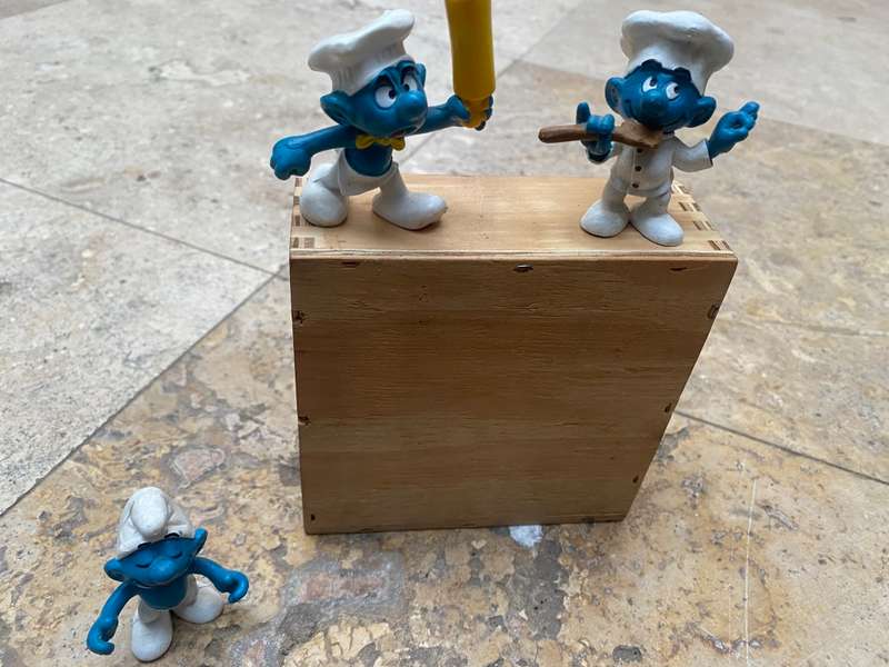 Vintage pair of kitchen peyo smurfs with singing Smurf