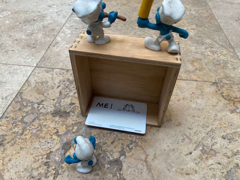 Vintage pair of kitchen peyo smurfs with singing Smurf