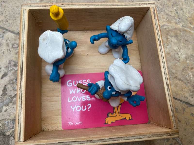 Vintage pair of kitchen peyo smurfs with singing Smurf