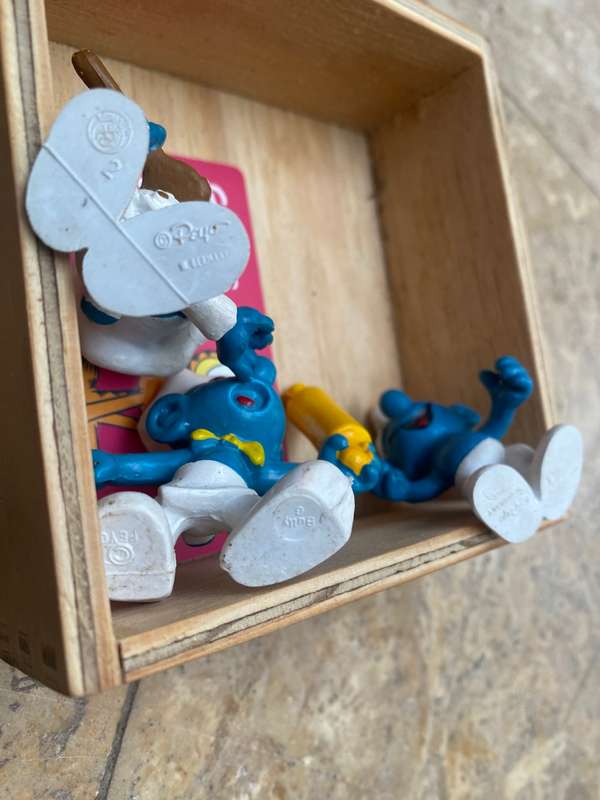 Vintage pair of kitchen peyo smurfs with singing Smurf