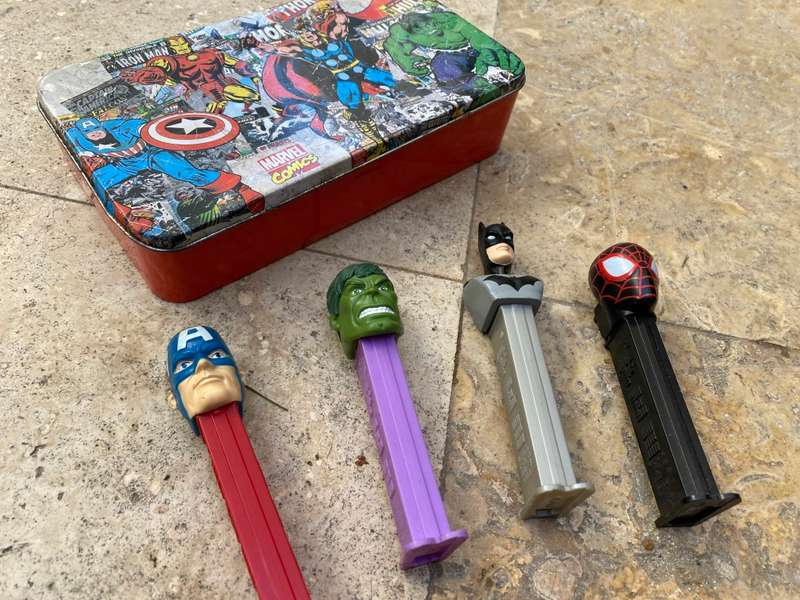 Super hero pez lot of 4 in marvel comic tin