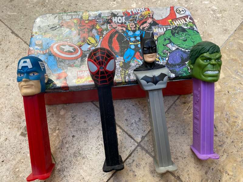 Super hero pez lot of 4 in marvel comic tin