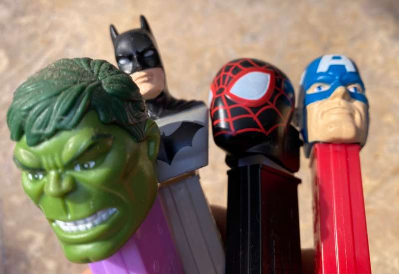 Super hero pez lot of 4 in marvel comic tin